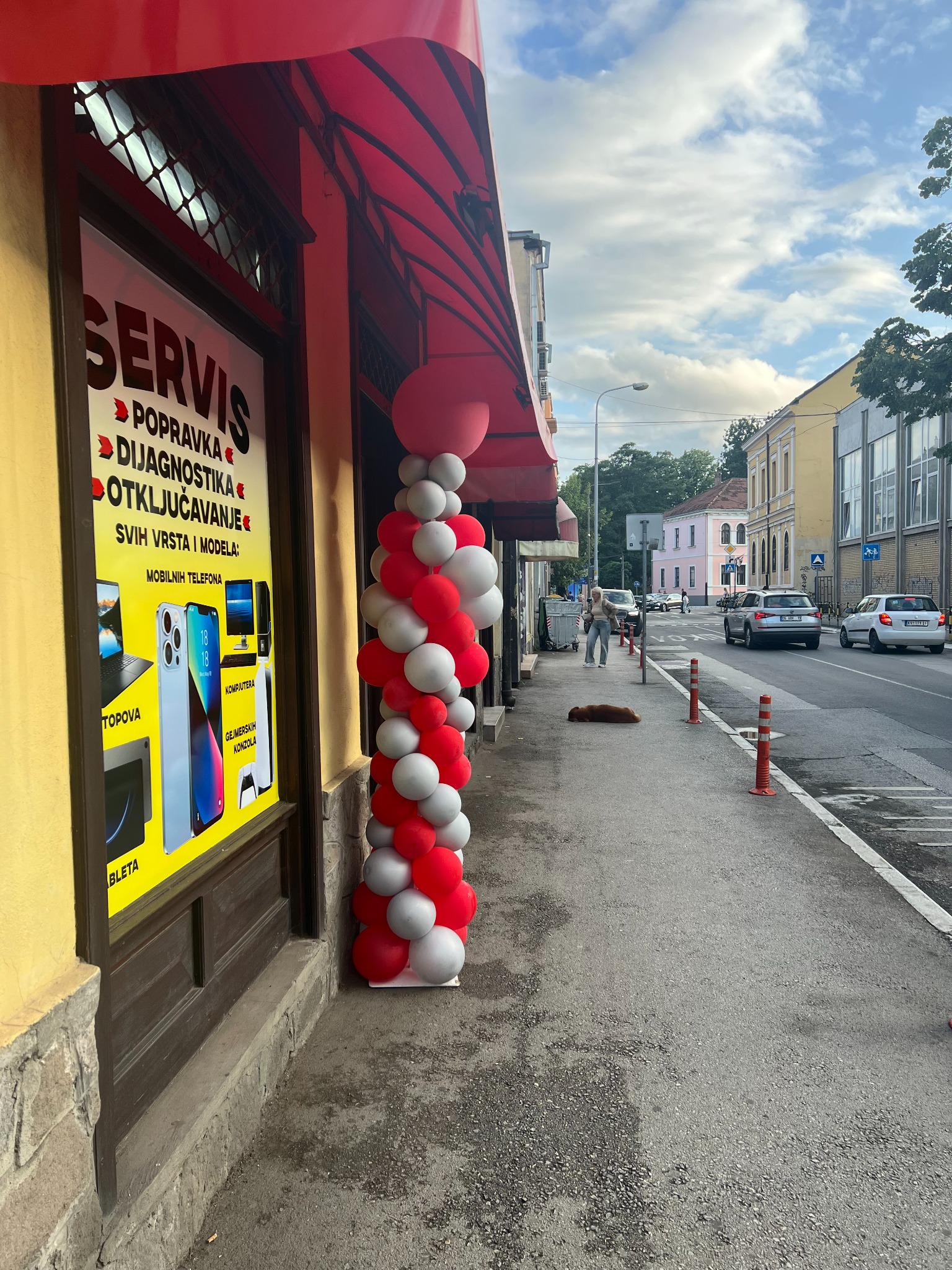 Izlog servisa telefona EKRANKV u Kraljevu