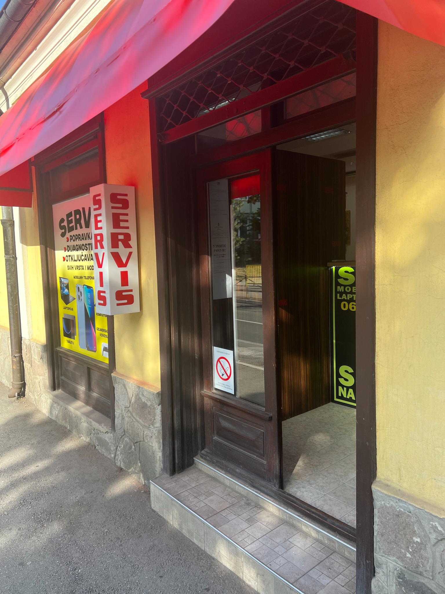 Ulaz u servis mobilnih telefona EKRAN KV Kraljevo